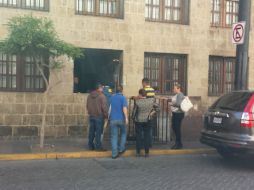 El Congreso inicia el arreglo de la ventana del Palacio Legislativo derrumbada por manifestantes el pasado 14 de diciembre.  /