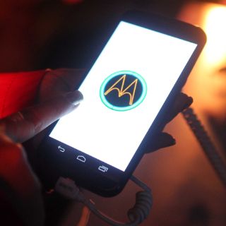 Motorola apuesta a bajar costos en mercado de smartphones