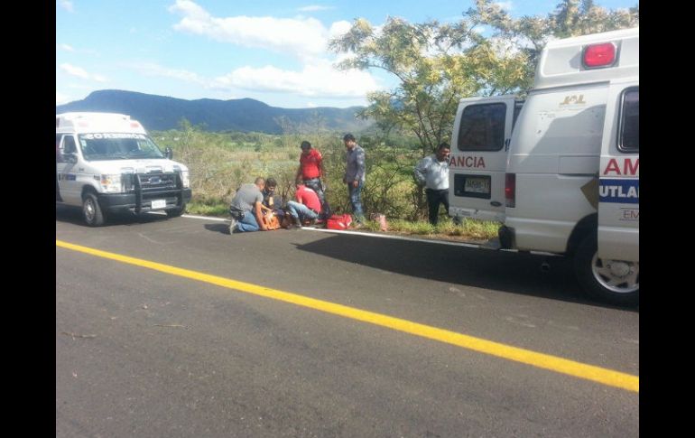 Tras ser rescatada, la conductora fue llevada a un hospital. ESPECIAL /