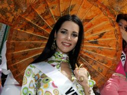Imagen de 2005, donde Mónica Spear camina entre otras concursantes de Miss Universo. AFP /