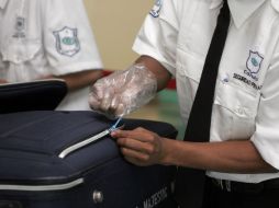 Los agentes de la Policía de Aduanas descubrieron a la mujer de 48 años mientras inspeccionaban una camioneta deportiva. ARCHIVO /