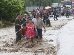 Exhortan a la población a mantenerse atenta ante la posibilidad de que se originen deslizamientos de tierra y más inundaciones. ARCHIVO /