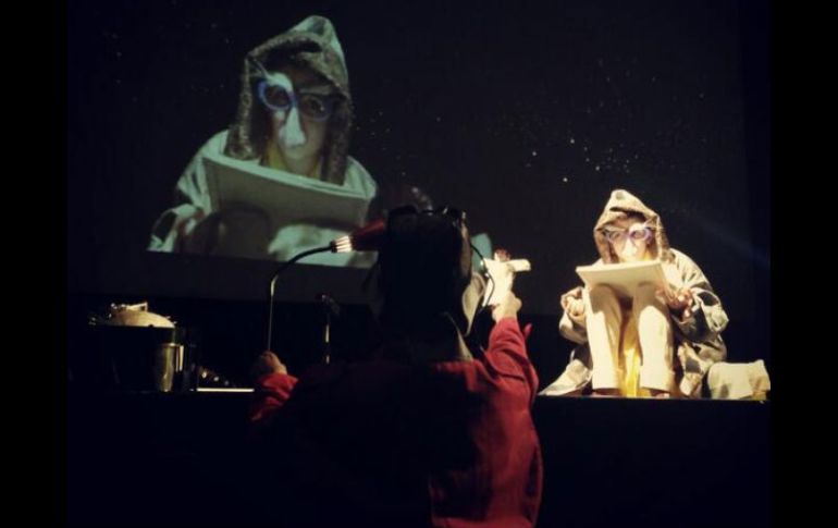 La compañía Teatro Entre2 hace dialogar tres formas de expresión: la oral, la musical y la pictórica. Imagen: @teatroentre2. ESPECIAL /