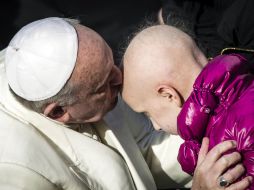 El Papa Francisco saluda a una muchacha enferma tras presidir la audiencia general semanal en la Plaza de San Pedro del Vaticano. EFE /