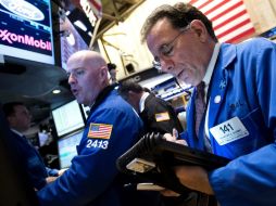 Varios inversores trabajan en el parqué de la bolsa de Wall Street, en Nueva York. EFE /