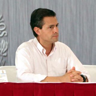 Peña entrega apoyos en el municipio más pobre del país