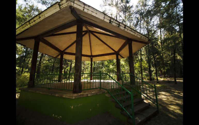 La pintura desprendida, enjarres derruidos, escombro en el suelo, techo sucio, es la escena que se ve del kiosco.  /