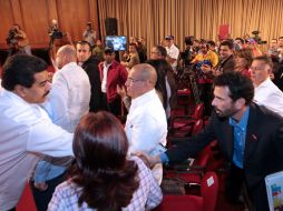Maduro estrecha la mano con Capriles en una reunión en la que tomaron parte alcaldes y gobernadores. AFP /