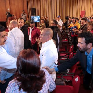 La violencia en Venezuela junta a Maduro y a Capriles