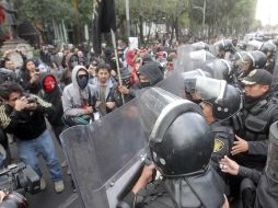 Más de 200 policías de la SSPDF cercan a los manifestantes antes de que arriben a la Plaza de la Constitución. SUN /