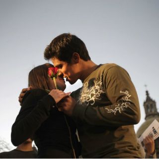 Mujeres deben besar a 15 hombres antes del 'príncipe azul'