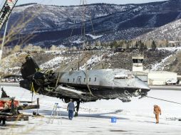 El jet accidentado es levantado con una grúa del lugar del accidente. ARCHIVO /