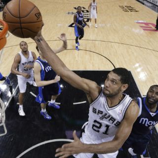 Parker, Belinelli y Duncan guían a Spurs sobre Mavericks