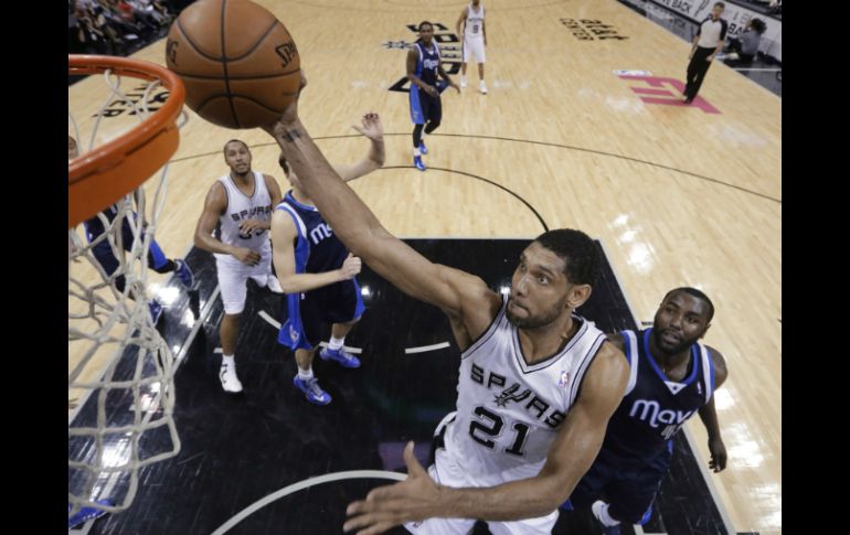 Tim Duncan, de Spurs, anota durante el partido. AP /
