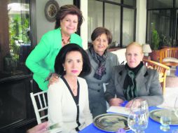 Para celebrar. Margarita Zepeda con sus comadres Elba Gallardo, Tere Maytorena y Mayita Camarena.  /