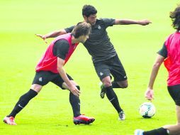 Encendidos. El equipo de San Sebastián, con Carlos Vela (centro), luce como favorito. EFE /