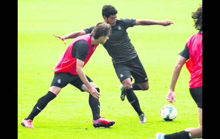 Encendidos. El equipo de San Sebastián, con Carlos Vela (centro), luce como favorito. EFE /