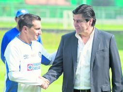 Inconforme. Tena saluda al 'Chaco' Giménez, mexicano naturalizado, al llegar a La Noria. MEXSPORT /