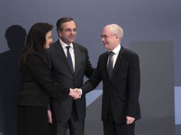 Andonis Samarás (C), y su esposa reciben al presidente del CE Herman Van Rompuy. EFE /