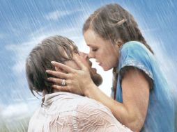 'The Notebook' (Diario de una pasión), protagonizada por Rachel McAdams y Ryan Gosling. ESPECIAL /