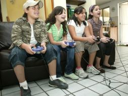 Los niños 'modernos' suelen pasar muchas horas frente al televisor o en los videojuegos, y esto resulta perjudicial para su salud. ARCHIVO /
