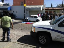 Personal del Instituto Jalisciense de Ciencias Forenses llegó al lugar de los hechos para iniciar los peritajes.  /