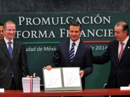 Enrique Peña Nieto encabezó la ceremonia de promulgación de la reforma financiera, en la residencia oficial de Los Pinos. SUN /