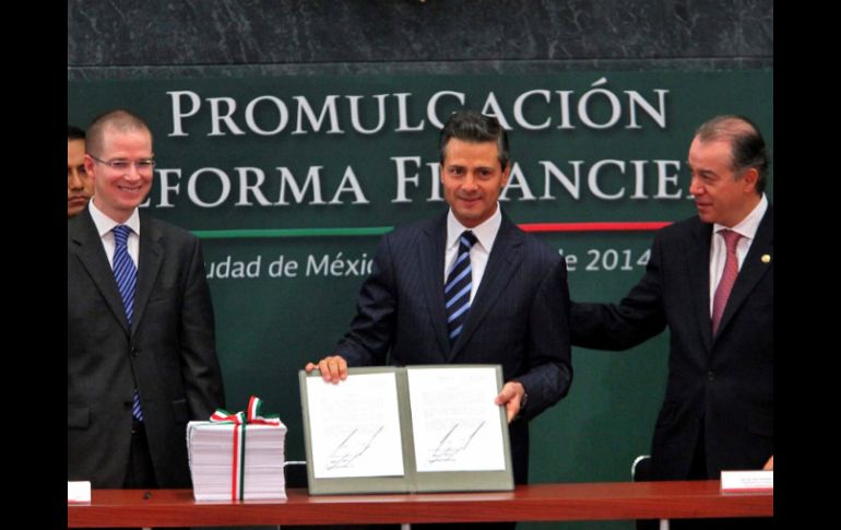 Enrique Peña Nieto encabezó la ceremonia de promulgación de la reforma financiera, en la residencia oficial de Los Pinos. SUN /