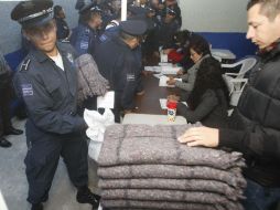 Por su día, los policías recibieron un cheque de una mensualidad, una despensa y una cobija.  /