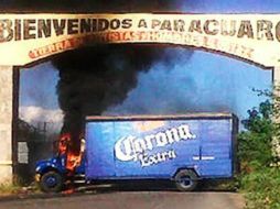 Sujetos encapuchados queman con bombas molotov camiones de diversas empresas. TOMADA DE @jamatta900  /