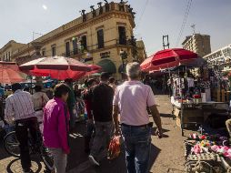 Vendedores ambulantes han invadido banquetas, andadores y plazas del Centro de Guadalajara. ARCHIVO /