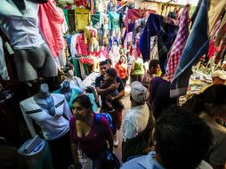 Actualmente continúan entre 400 y 300 ambulantes en la zona de Obregón. ARCHIVO /