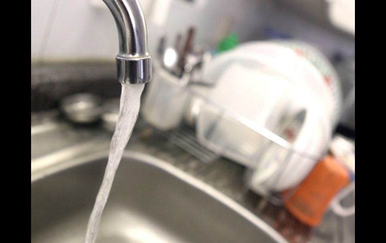 Recomiendan a los residentes a que no usen el agua para beber, bañarse o para cocinar, y solo la usen para el sanitario. ARCHIVO /