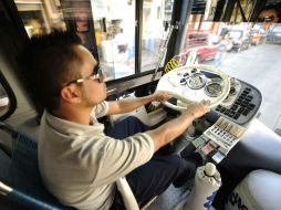 Las reglas que los conductores tendrán que acatar obligatoriamente son en cuanto a velocidad, trato a usuarios, modo de manejo y más. ARCHIVO /