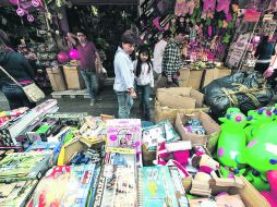 Calle Obregón. Durante la temporada navideña cientos de vendedores ambulantes se instalaron en esta zona comercial.  /