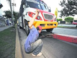 Una grúa se lleva una de las unidades que ayer fueron retiradas al intensificarse el operativo de vigilancia.  /