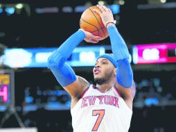Afinado. Carmelo Anthony dispara a la canasta. La estrella de los Knicks terminó con 24 unidades. AFP /