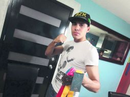 Uriel muestra algunas de las preseas que ha conquistado en su carrera, en la que destaca el bronce que logró en los JP 2011.  /
