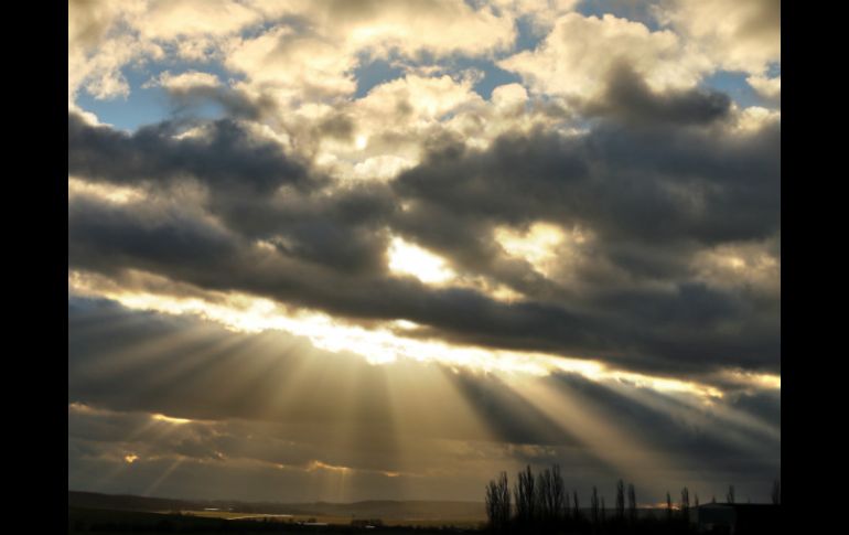 La tormenta geomagnética no puede penetrar la atmósfera, pero puede afectar la operación de sistemas electrónicos o satelitales. AP /
