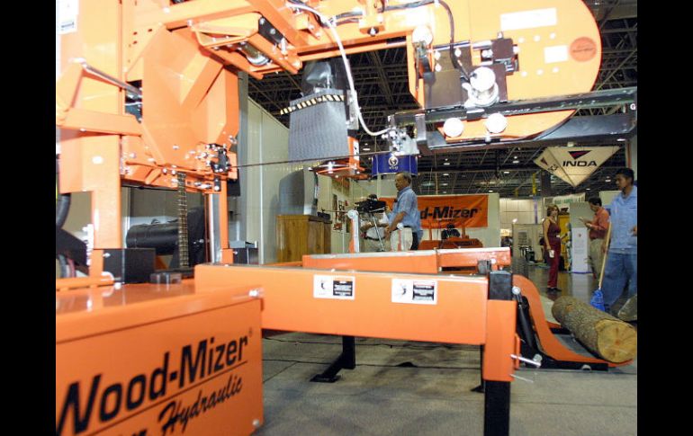 Los gastos referentes a maquinaria y equipo total retrocedieron 2.6 por ciento. ARCHIVO /