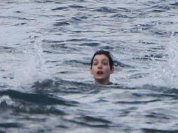 La actriz fue rescatada por un surfista que pasaba por el sitio. Foto de TMZ. ESPECIAL /