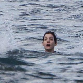 Anne Hathaway por poco se ahoga en Hawái