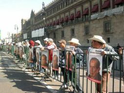 Antorcha Campesina realiza cadena humana en Zócalo, exige que aparezca sano y salvo don Manuel Serrano.@antorchaslp FOTO: Twitter ESPECIAL /
