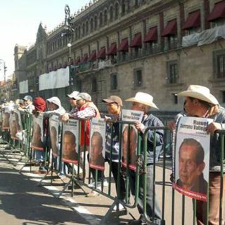 Antorchistas se manifiestan frente al PRI en DF
