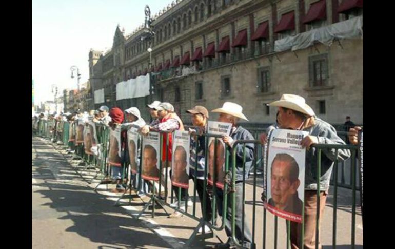 Antorcha Campesina realiza cadena humana en Zócalo, exige que aparezca sano y salvo don Manuel Serrano.@antorchaslp FOTO: Twitter ESPECIAL /
