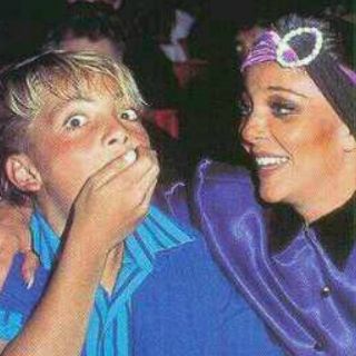 Verónica Castro toma con humor las fotos de su hijo