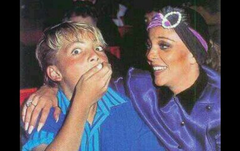 'La Vero' asegura que su retoño siempre ha sido así y se ha reído mucho del incidente. Twitter: @vrocastroficial. ESPECIAL /