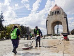 Continúan las labores de limpieza en la explanada del Monumento a la Revolución, luego del retiro del plantón de la CNTE. SUN /