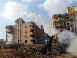 Dos simpatizantes de los Hermanos Musulmanes participan en un enfrentamiento con las fuerzas de seguridad. EFE /