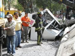 Al parecer un vehículo impactó por detrás al microbús, cuyo conductor perdió el control. ARCHIVO /